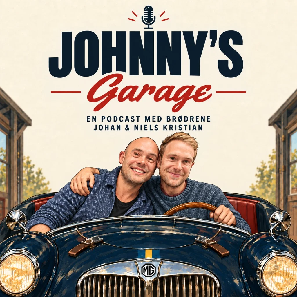 Cover til Johnny’s Garage — Johan og Niels Kristian smiler i en blå MG under podcasttitlen